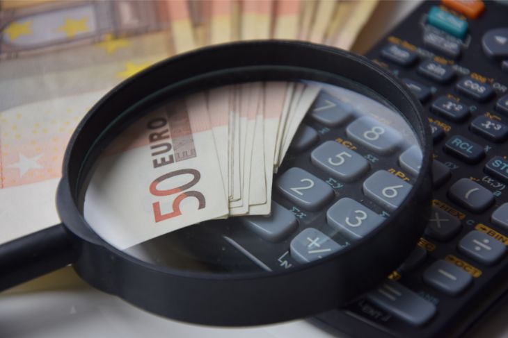 tipos de investimento para seu dinheiro render mais lupa sobre 4 notas de 50 reais